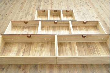 中古　美品　ケヤキ(欅)材・中桐　落ち着いた品のある佇まいが魅力的な国産民芸箪笥(和箪笥、衣装箪笥、収納箪笥、引き出し、チェスト)(R-057302)