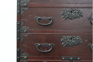 中古　美品　ケヤキ(欅)材・中桐　落ち着いた品のある佇まいが魅力的な国産民芸箪笥(和箪笥、衣装箪笥、収納箪笥、引き出し、チェスト)(R-057302)