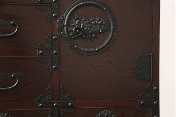 中古　美品　ケヤキ(欅)材・中桐　落ち着いた品のある佇まいが魅力的な国産民芸箪笥(和箪笥、衣装箪笥、収納箪笥、引き出し、チェスト)(R-057304)