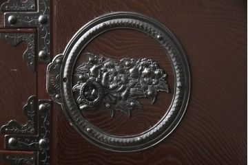 中古　美品　ケヤキ(欅)材・中桐　落ち着いた品のある佇まいが魅力的な国産民芸箪笥(和箪笥、衣装箪笥、収納箪笥、引き出し、チェスト)(R-057304)