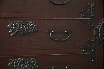 中古　美品　ケヤキ(欅)材・中桐　落ち着いた品のある佇まいが魅力的な国産民芸箪笥(和箪笥、衣装箪笥、収納箪笥、引き出し、チェスト)(R-057304)