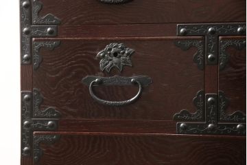 中古　美品　ケヤキ(欅)材・中桐　落ち着いた品のある佇まいが魅力的な国産民芸箪笥(和箪笥、衣装箪笥、収納箪笥、引き出し、チェスト)(R-057304)