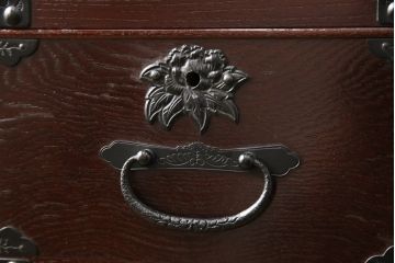 中古　美品　ケヤキ(欅)材・中桐　落ち着いた品のある佇まいが魅力的な国産民芸箪笥(和箪笥、衣装箪笥、収納箪笥、引き出し、チェスト)(R-057304)
