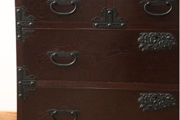 中古　美品　ケヤキ(欅)材・中桐　落ち着いた品のある佇まいが魅力的な国産民芸箪笥(和箪笥、衣装箪笥、収納箪笥、引き出し、チェスト)(R-057304)