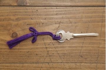中古　美品　ケヤキ(欅)材・中桐　落ち着いた品のある佇まいが魅力的な国産民芸箪笥(和箪笥、衣装箪笥、収納箪笥、引き出し、チェスト)(R-057304)