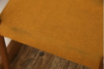 デンマークビンテージ　北欧家具　チーク材　J.L.モラー　デザインモデル79　イエローカラーの明るい色合いが魅力のダイニングチェア2脚セット(アームレスチェア、ヴィンテージ)(R-057308)