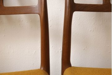 デンマークビンテージ　北欧家具　チーク材　J.L.モラー　デザインモデル79　イエローカラーの明るい色合いが魅力のダイニングチェア4脚セット(アームレスチェア、ヴィンテージ)(R-057309)