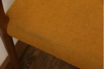 デンマークビンテージ　北欧家具　チーク材　J.L.モラー　デザインモデル79　イエローカラーの明るい色合いが魅力のダイニングチェア4脚セット(アームレスチェア、ヴィンテージ)(R-057309)