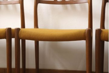 デンマークビンテージ　北欧家具　チーク材　J.L.モラー　デザインモデル79　イエローカラーの明るい色合いが魅力のダイニングチェア4脚セット(アームレスチェア、ヴィンテージ)(R-057309)