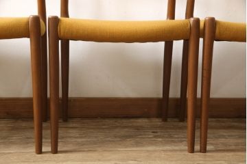 デンマークビンテージ　北欧家具　チーク材　J.L.モラー　デザインモデル79　イエローカラーの明るい色合いが魅力のダイニングチェア4脚セット(アームレスチェア、ヴィンテージ)(R-057309)