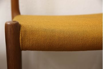 デンマークビンテージ　北欧家具　チーク材　J.L.モラー　デザインモデル79　イエローカラーの明るい色合いが魅力のダイニングチェア4脚セット(アームレスチェア、ヴィンテージ)(R-057309)