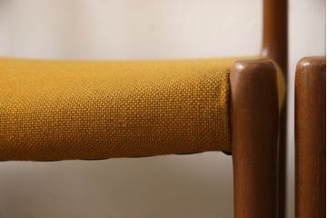 デンマークビンテージ　北欧家具　チーク材　J.L.モラー　デザインモデル79　イエローカラーの明るい色合いが魅力のダイニングチェア4脚セット(アームレスチェア、ヴィンテージ)(R-057309)