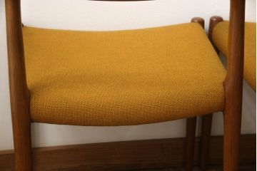デンマークビンテージ　北欧家具　チーク材　J.L.モラー　デザインモデル79　イエローカラーの明るい色合いが魅力のダイニングチェア4脚セット(アームレスチェア、ヴィンテージ)(R-057309)