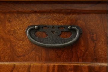 中古　前面ケヤキ材　なかなかお目にかかれない特大サイズの2段重ね茶箪笥(茶棚、食器棚、収納棚、キャビネット、戸棚)(定価約120万円)(R-057313)