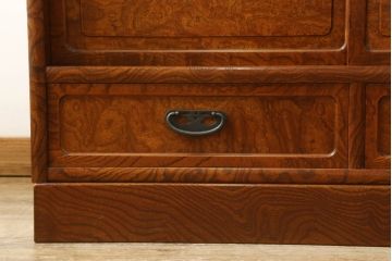 中古　前面ケヤキ材　なかなかお目にかかれない特大サイズの2段重ね茶箪笥(茶棚、食器棚、収納棚、キャビネット、戸棚)(定価約120万円)(R-057313)
