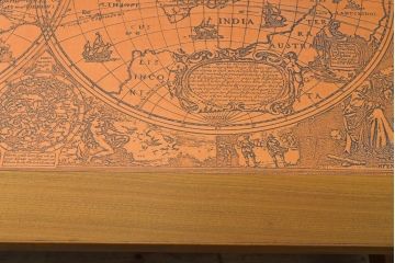 北欧ビンテージ 希少デザイン ブロンズ天板 チーク材 世界地図の図柄がお洒落なガラス天板付きセンターテーブル(ローテーブル、ヴィンテージ)(R-057321)