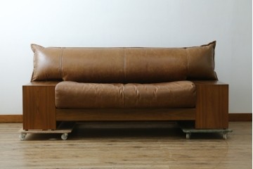 中古　美品　ロックストーン(ROCK STONE)　ウォールナット・本革　シンプルモダンなデザインが目を引く2人掛けレザーソファ　定価約54万円　(R-057322)