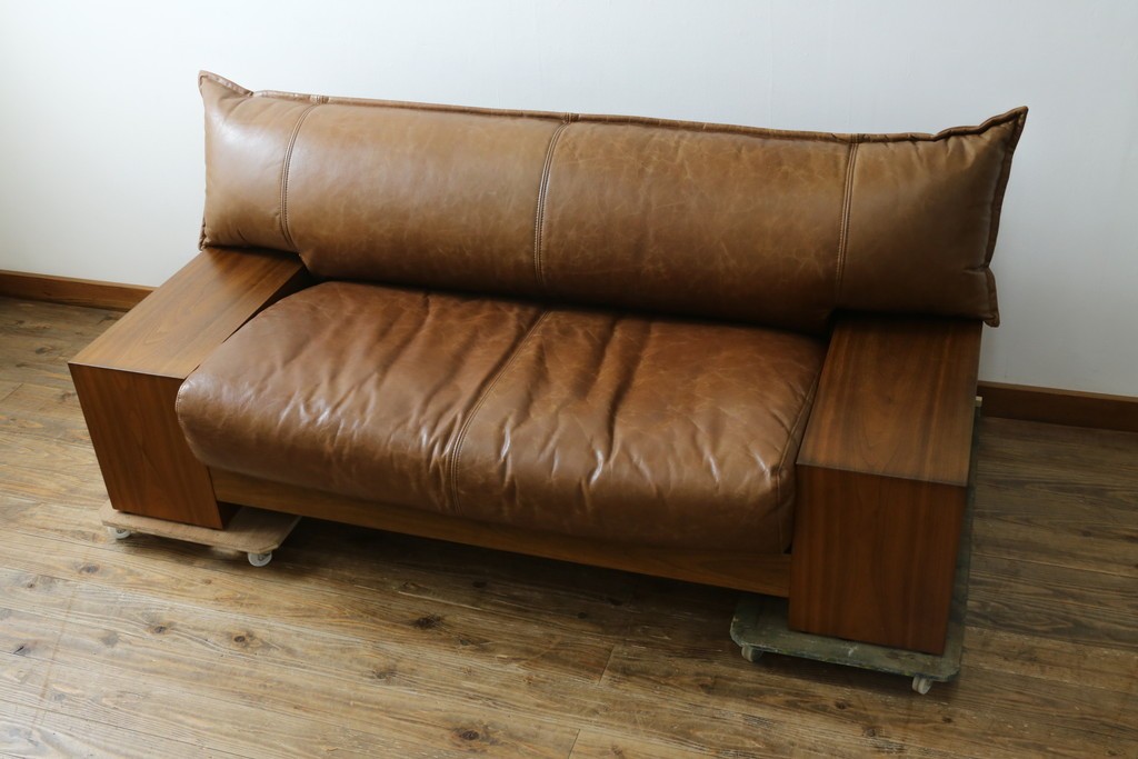 中古　美品　ロックストーン(ROCK STONE)　ウォールナット・本革　シンプルモダンなデザインが目を引く2人掛けレザーソファ　定価約54万円　(R-057322)