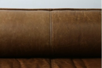 中古　美品　ロックストーン(ROCK STONE)　ウォールナット・本革　シンプルモダンなデザインが目を引く2人掛けレザーソファ　定価約54万円　(R-057322)