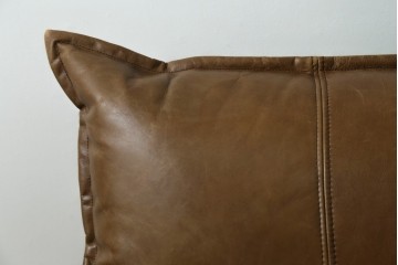 中古　美品　ロックストーン(ROCK STONE)　ウォールナット・本革　シンプルモダンなデザインが目を引く2人掛けレザーソファ　定価約54万円　(R-057322)