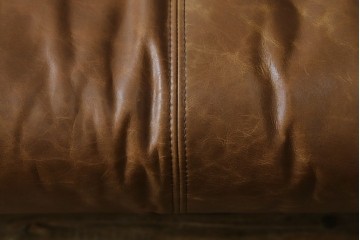 中古　美品　ロックストーン(ROCK STONE)　ウォールナット・本革　シンプルモダンなデザインが目を引く2人掛けレザーソファ　定価約54万円　(R-057322)