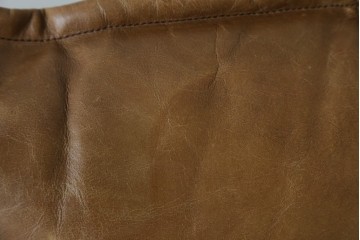 中古　美品　ロックストーン(ROCK STONE)　ウォールナット・本革　シンプルモダンなデザインが目を引く2人掛けレザーソファ　定価約54万円　(R-057322)