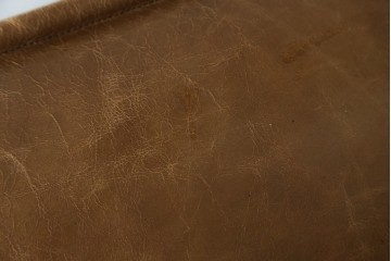 中古　美品　ロックストーン(ROCK STONE)　ウォールナット・本革　シンプルモダンなデザインが目を引く2人掛けレザーソファ　定価約54万円　(R-057322)