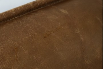 中古　美品　ロックストーン(ROCK STONE)　ウォールナット・本革　シンプルモダンなデザインが目を引く2人掛けレザーソファ　定価約54万円　(R-057322)
