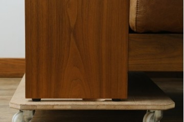 中古　美品　ロックストーン(ROCK STONE)　ウォールナット・本革　シンプルモダンなデザインが目を引く2人掛けレザーソファ　定価約54万円　(R-057322)