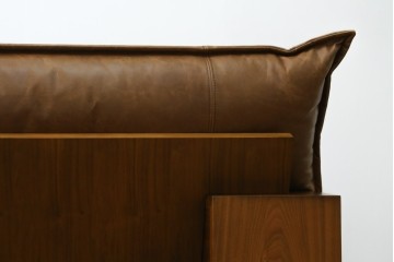 中古　美品　ロックストーン(ROCK STONE)　ウォールナット・本革　シンプルモダンなデザインが目を引く2人掛けレザーソファ　定価約54万円　(R-057322)
