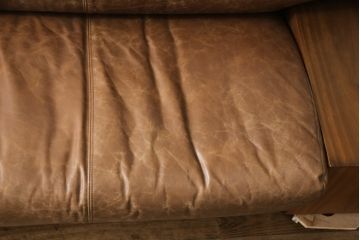 中古　美品　ロックストーン(ROCK STONE)　ウォールナット・本革　シンプルモダンなデザインが目を引く2人掛けレザーソファ(定価約54万円)(二人掛けソファ、2P)(R-057322)