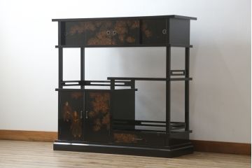 中古　美品　輪島塗り　蒔絵入り　趣ある図柄が目を引く飾り棚(茶棚、戸棚、収納棚)(R-057323)