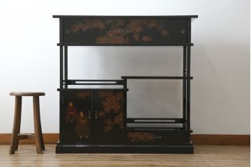 中古　美品　輪島塗り　蒔絵入り　趣ある図柄が目を引く飾り棚(茶棚、戸棚、収納棚)(R-057323)