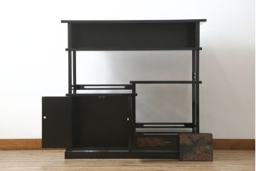 中古　美品　輪島塗り　蒔絵入り　趣ある図柄が目を引く飾り棚(茶棚、戸棚、収納棚)(R-057323)