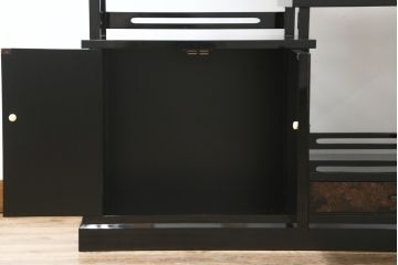 中古　美品　輪島塗り　蒔絵入り　趣ある図柄が目を引く飾り棚(茶棚、戸棚、収納棚)(R-057323)