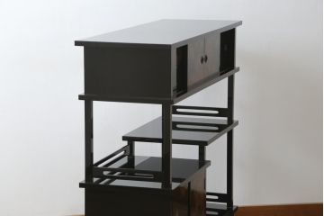 中古　美品　輪島塗り　蒔絵入り　趣ある図柄が目を引く飾り棚(茶棚、戸棚、収納棚)(R-057323)