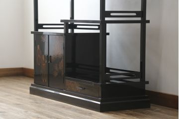 中古　美品　輪島塗り　蒔絵入り　趣ある図柄が目を引く飾り棚(茶棚、戸棚、収納棚)(R-057323)