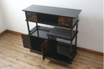 中古　美品　輪島塗り　蒔絵入り　趣ある図柄が目を引く飾り棚(茶棚、戸棚、収納棚)(R-057323)
