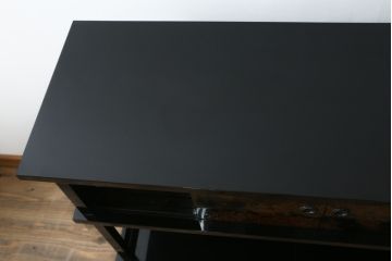 中古　美品　輪島塗り　蒔絵入り　趣ある図柄が目を引く飾り棚(茶棚、戸棚、収納棚)(R-057323)