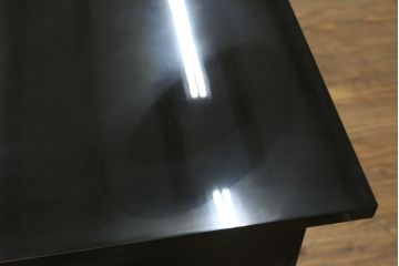 中古　美品　輪島塗り　蒔絵入り　趣ある図柄が目を引く飾り棚(茶棚、戸棚、収納棚)(R-057323)