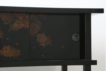 中古　美品　輪島塗り　蒔絵入り　趣ある図柄が目を引く飾り棚(茶棚、戸棚、収納棚)(R-057323)