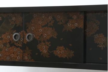 中古　美品　輪島塗り　蒔絵入り　趣ある図柄が目を引く飾り棚(茶棚、戸棚、収納棚)(R-057323)