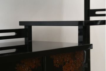 中古　美品　輪島塗り　蒔絵入り　趣ある図柄が目を引く飾り棚(茶棚、戸棚、収納棚)(R-057323)