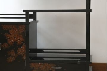 中古　美品　輪島塗り　蒔絵入り　趣ある図柄が目を引く飾り棚(茶棚、戸棚、収納棚)(R-057323)