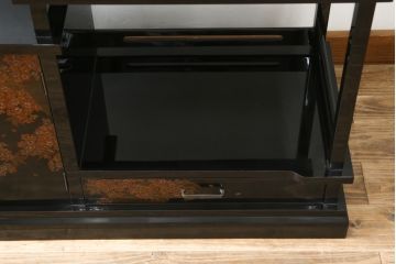 中古　美品　輪島塗り　蒔絵入り　趣ある図柄が目を引く飾り棚(茶棚、戸棚、収納棚)(R-057323)