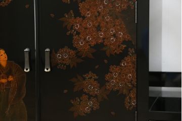 中古　美品　輪島塗り　蒔絵入り　趣ある図柄が目を引く飾り棚(茶棚、戸棚、収納棚)(R-057323)
