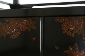 中古　美品　輪島塗り　蒔絵入り　趣ある図柄が目を引く飾り棚(茶棚、戸棚、収納棚)(R-057323)
