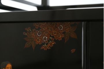 中古　美品　輪島塗り　蒔絵入り　趣ある図柄が目を引く飾り棚(茶棚、戸棚、収納棚)(R-057323)