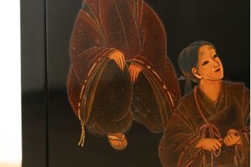 中古　美品　輪島塗り　蒔絵入り　趣ある図柄が目を引く飾り棚(茶棚、戸棚、収納棚)(R-057323)