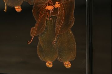 中古　美品　輪島塗り　蒔絵入り　趣ある図柄が目を引く飾り棚(茶棚、戸棚、収納棚)(R-057323)